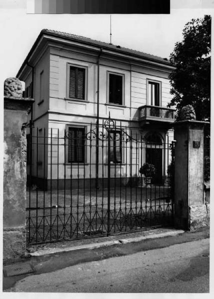 Pioltello - centro storico - via Milano 56 - villa - cancello di ingresso