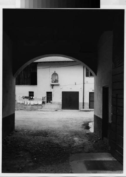 Pioltello - centro storico - via Milano 46 - cortile interno - porticato di ingresso