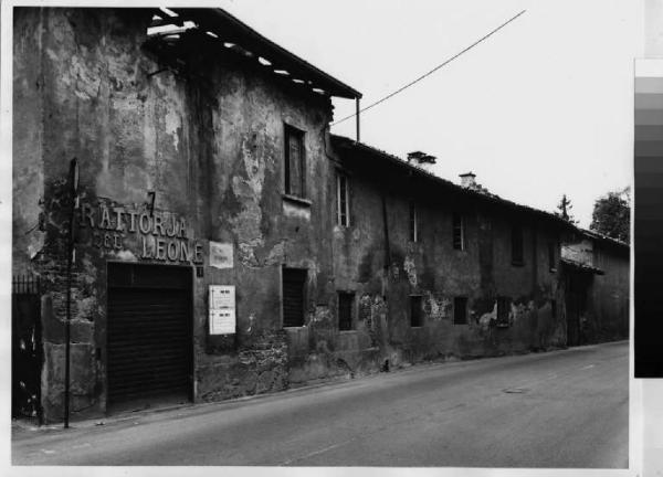 Pioltello - centro storico - via Marconi - ex "Trattoria del leone" - edificio a corte