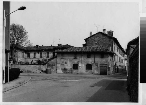 Pioltello - centro storico - via Martiri della Libertà angolo via Roma - case a corte
