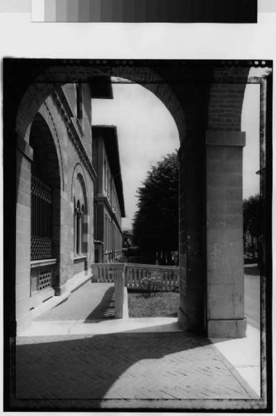 Paullo - palazzo Pretorio - portico d'ingresso - scuola elementare