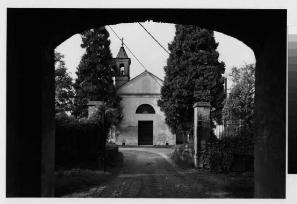 Settala - portone di ingresso della cascina Cassinetta - chiesa di Santa Maria degli Angeli e San Salvatore - facciata
