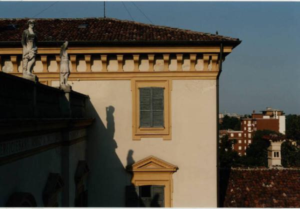 Senago - villa Borromeo - cornicione con statue - centro urbano