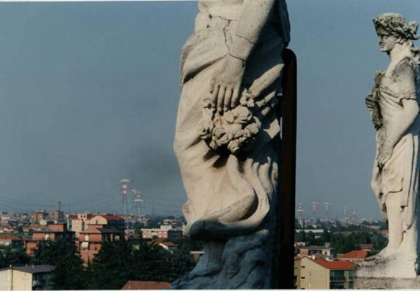 Senago - villa Borromeo - statue della facciata principale - centro urbano