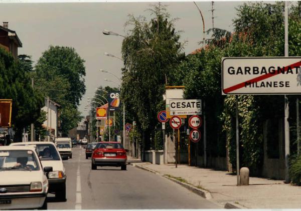 Cesate - centro urbano - strada nei pressi di Garbagnate e Cesate - automobili