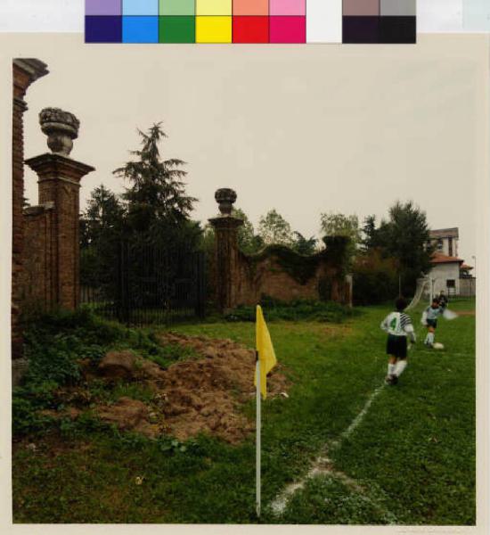 Vittuone - villa Annoni - Cicogna - Rossi - muro di cinta - campo da calcio - ragazzi giocano