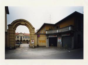 Garbagnate Milanese - via Arese - villa Nobile - arco di ingresso