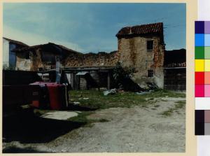 Lainate -  via Carabelli 14 - cortile interno di edifici rurali in stato di degrado
