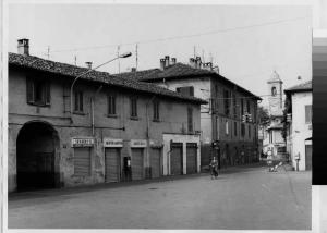 Pioltello - centro storico - piazza XXV Aprile in direzione di via Milano - edifici a corete - campanile della chiesa di Sant'Andrea