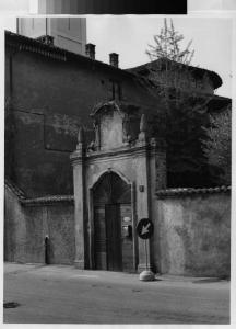 Pioltello - frazione di Limito - via Dante - porta di ingresso al giardino - chiesa di San Martino