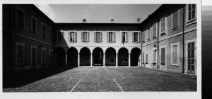 Busnago - villa Porro Schiaffinati - corte principale - porticato