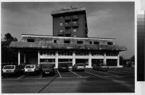 Settala - Premenugo - parcheggio - edificio a torre - automobili