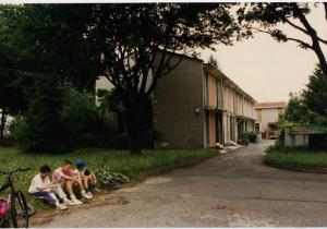 Cesate - villaggio INA - casa - villette a schiera - gruppo di ragazzi