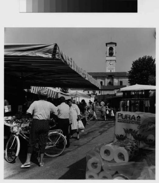 Vermezzo - via Giovanni XXIII - mercato - campanile della chiesa