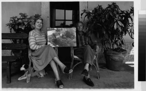 Liscate - corte Bellaviti - ritratto di coppia - i proprietari mostrano una fotografia dell'edificio
