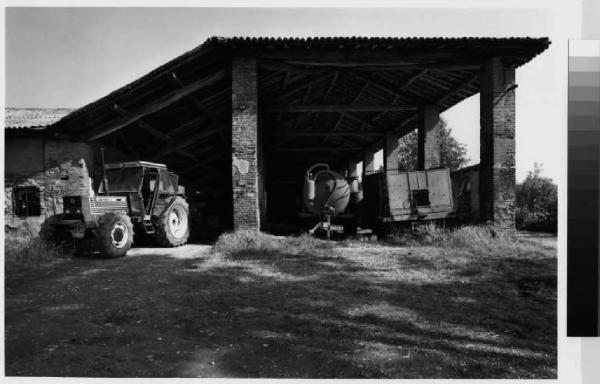 Liscate - cascina Belvedere - portico - mezzi agricoli