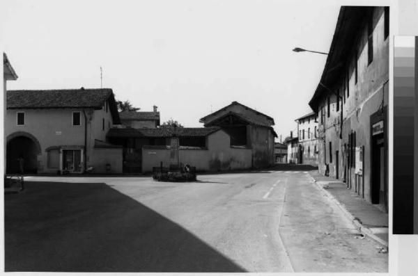 Cisliano - frazione di Bestazzo - piazza Cavour - centro storico - monumento ai Caduti