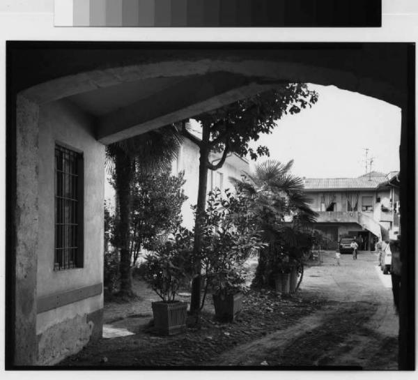 Arconate - via Cavour 35 - cortile interno - portico
