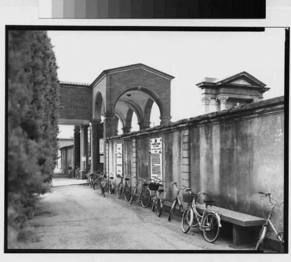 Arconate - via delle Rimembranze - cimitero - ingresso - muro di cinta