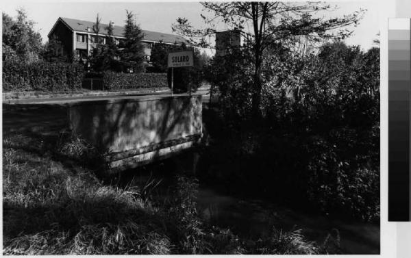 Solaro - ponte - torrente Guisa - cartello d'ingresso della segnaletica stradale - vegetazione - villa