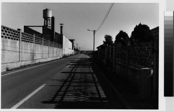 Solaro - via Drizza - muri  in cemento - zona industriale - torre dell'acquedotto - abitazioni