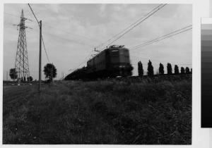 Vermezzo - linea ferroviaria nei pressi del ex casello delle Ferrovie - treno merci