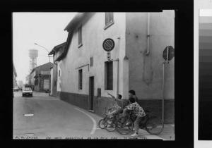 Trucazzano - gruppo di ragazzi in bicicletta nei pressi di largo Conti Anguissola - centro urbano - serbatoio dell'acqua
