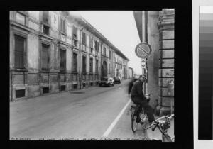 Trucazzano - via Conti Anguissola - passante in bicicletta - ritratto