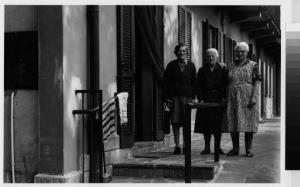 Burago di Molgora - via Roma - ritratto di gruppo di donne - donne anziane