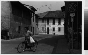 Burago di Molgora - via Garibaldi - donna in bicicletta