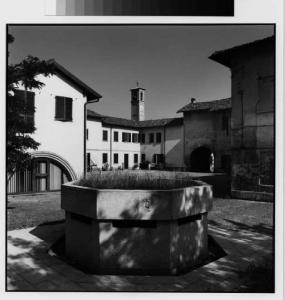 Rodano - centro storico - fontana sistemata su un antico fontanile - ex edificio monastico - Piazza del Funtanin - torre campanaria della chiesa di San Giovanni Evangelista