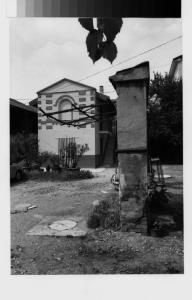 Cormano - cortile nei pressi della Statale dei Giovi - frammento di muro con fontana