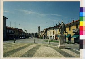 Castano Primo - piazza Mazzini - centro storico - statua
