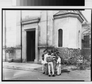 Arconate - piazza Libertà - chiesa di Sant'Eusebio - gruppo di ragazzi