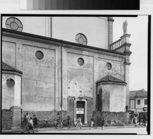Arconate - via Silvio Pellico - chiesa di Sant'Eusebio - gruppi di persone all'uscita dalla messa