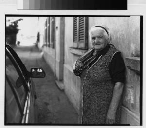 Buscate - via XX settembre - figura femminile - ritratto di anziana