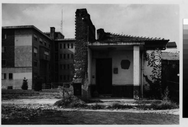 Cesano Maderno - via Borromeo - edifici residenziali - palazzi a torre - casa diroccata