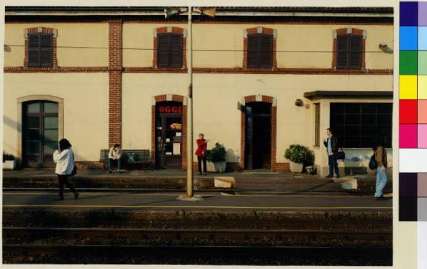 Bovisio - Masciago - stazione delle ferrovie nord di Milano - banchina - persone in attesa