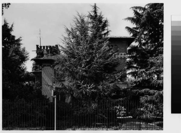 Inveruno - villa Brambilla - alberi - cancellata