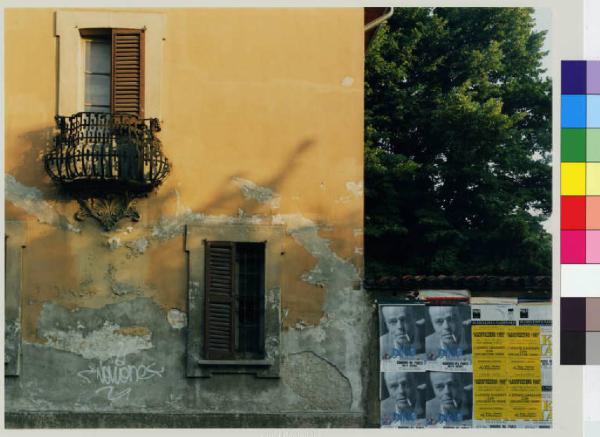 Abbiategrasso - viale Cattaneo - villa Rusca Sanchidi - finestre - manifesti pubblicitari