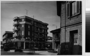 Cesano Maderno - frazione di Binzago - piazza Vittoria - palazzi a torre - negozi