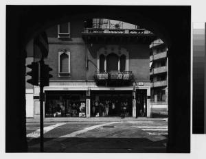 Magenta - via Roma angolo via IV Giugno - palazzine - negozi - portico - strada