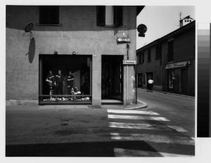 Magenta - via Santa Crescenzia da via Garibaldi - case a corte - negozi - centro storico