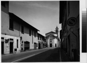 Motta Visconti - chiesa di San Giovanni Battista - abitazioni - negozi - centro storico - strada