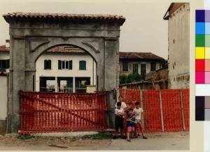Marcallo con Casone - via Milani - ritratto di gruppo - bambini - portone - casa a corte