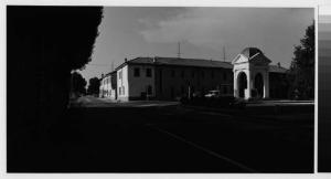 Casorezzo - via Arluno - cascina - casa a corte - monumento ai Caduti