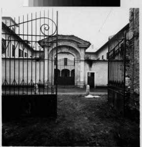 Busto Garolfo - via Monti - villa Rescalli - cancello d'ingresso