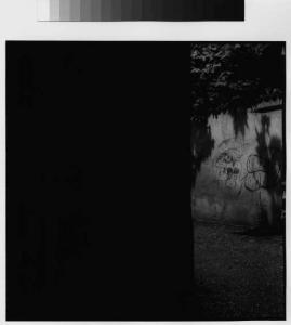 Inveruno - via Brandi - cortile interno - muro di recinzione con graffiti