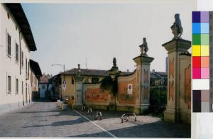 Abbiategrasso - via Teotti - quartiere Santa Maria - cancello di ingresso - statue ornamentali