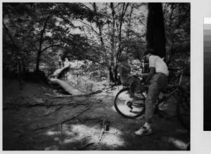 Ceriano laghetto - parco delle Groane - persone in bicicletta - passerella in legno